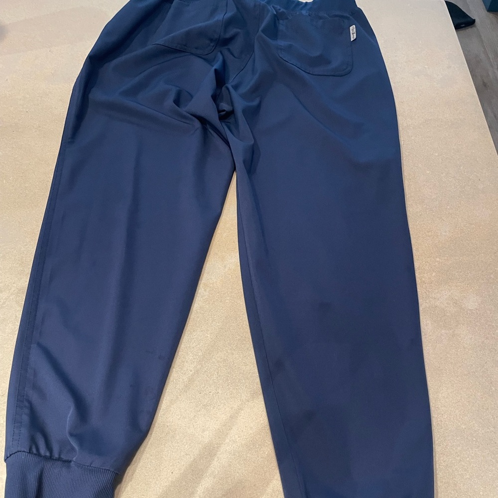 Women’s stretch, 5 pocket, cargo scrub pants Navy, Size Medium
Worn once.